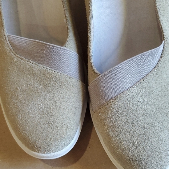 Tsubo Damira SuedeTan Wedge Slip-Ons with Elastic Panels. Never Worn 8.5 - Picture 3 of 11